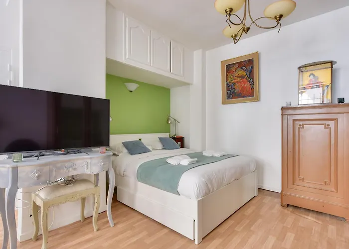 Bright & Spacious In 15th *