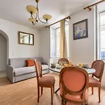 Bright & Spacious In 15th شقة *