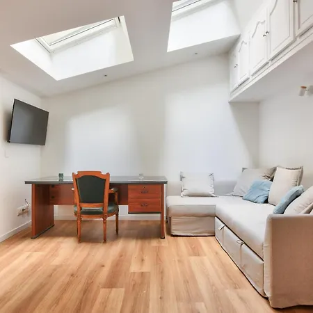 Bright & Spacious In 15th Apartment *