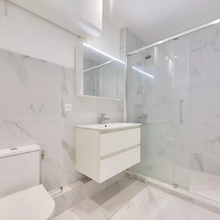 Bright & Spacious In 15th * パリ