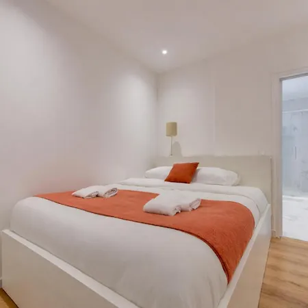 Bright & Spacious In 15th *