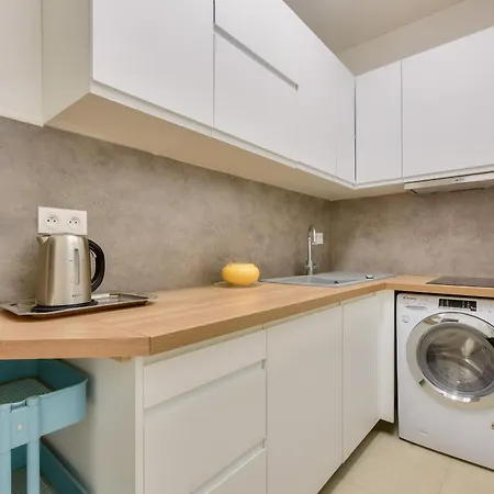 Bright & Spacious In 15th *