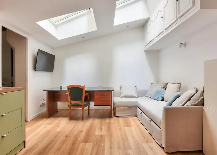 Bright & Spacious In 15th Apartment *