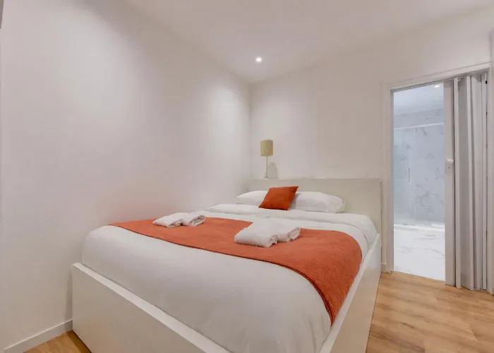 Bright & Spacious In 15th *