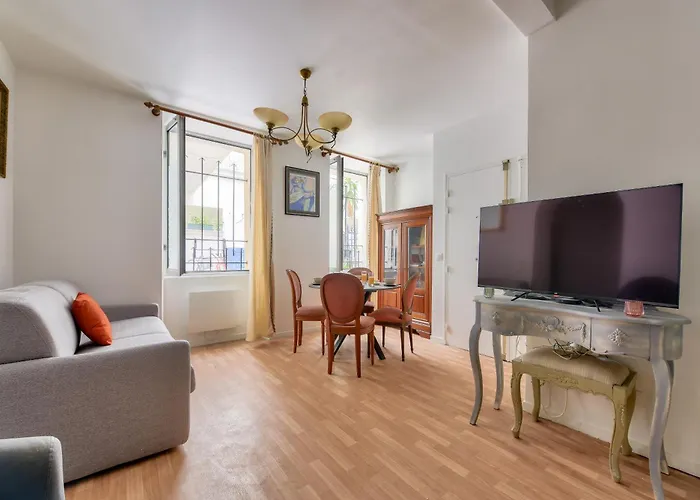 Bright & Spacious In 15th Apartment *