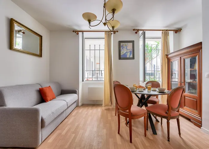 Bright & Spacious In 15th Apartment