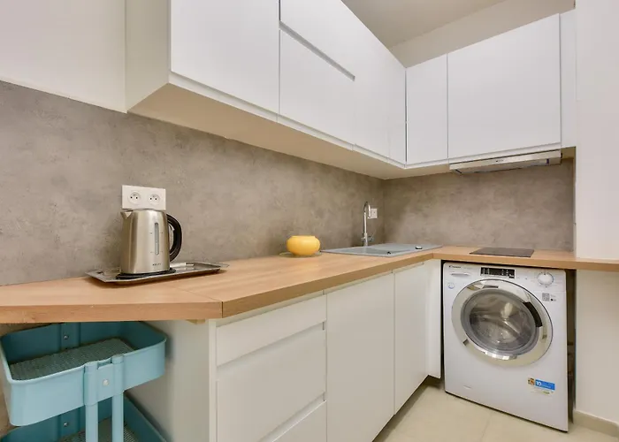 Bright & Spacious In 15th *