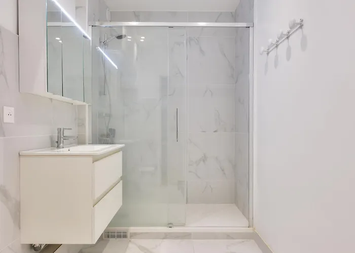 Bright & Spacious In 15th